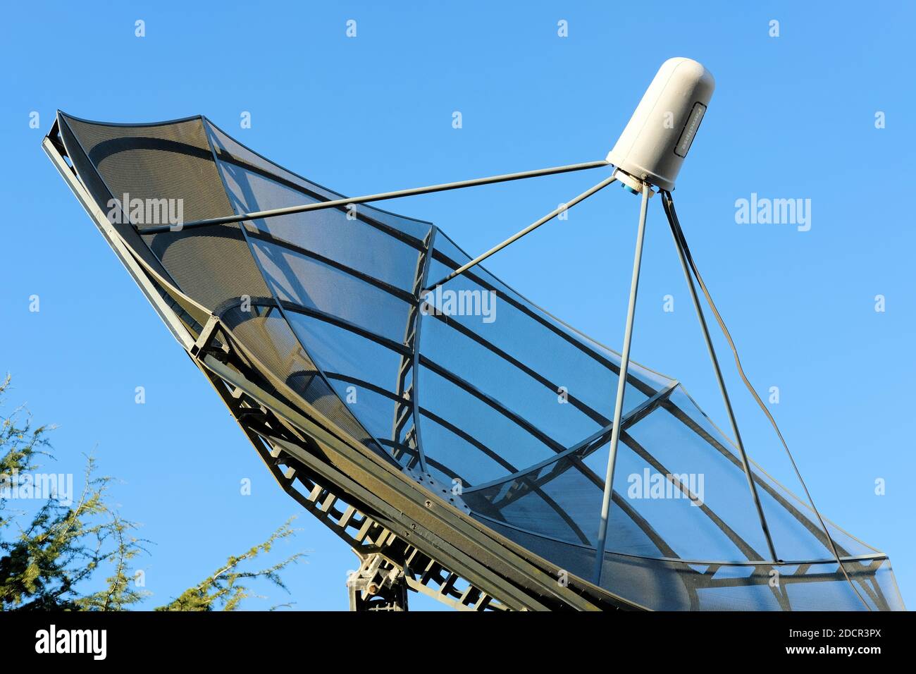 Antena parabólica de malla Paracolipse para recepción de televisión; antena  de alimentación de bocina Fotografía de stock - Alamy