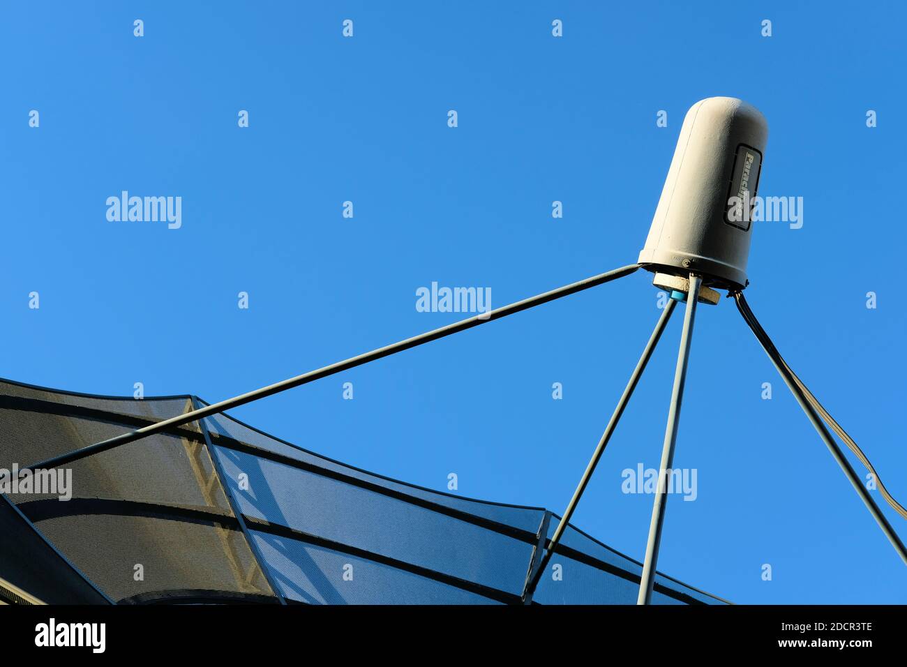 Antena parabólica de malla Paracolipse para recepción de televisión; antena  de alimentación de bocina Fotografía de stock - Alamy