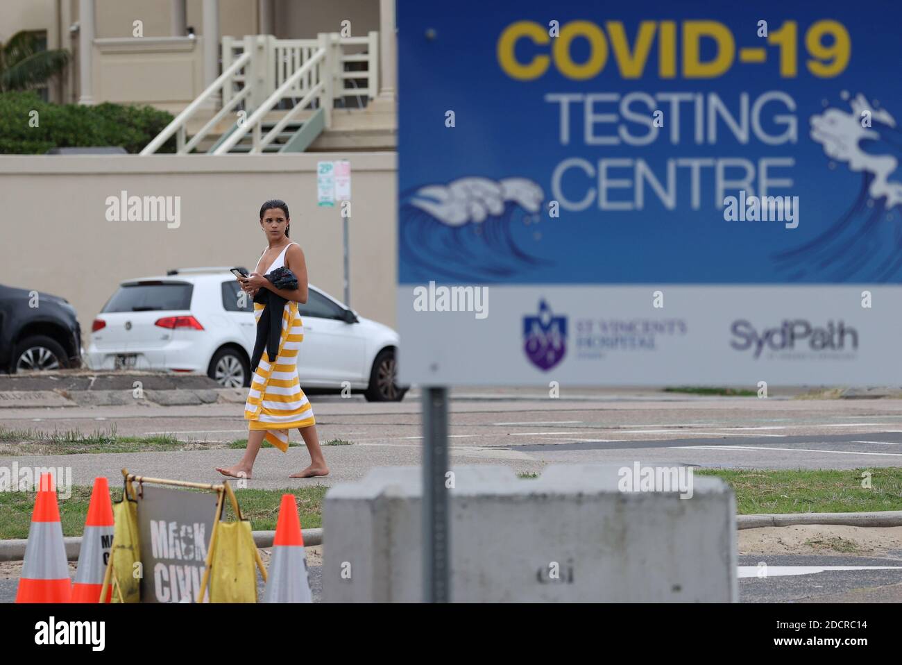Un beachgoer pasa por un centro de pruebas de conducción de la enfermedad de coronavirus (COVID-19) en Bondi Beach, Sydney, Australia, el 23 de noviembre de 2020. REUTERS/Loren Elliott Foto de stock