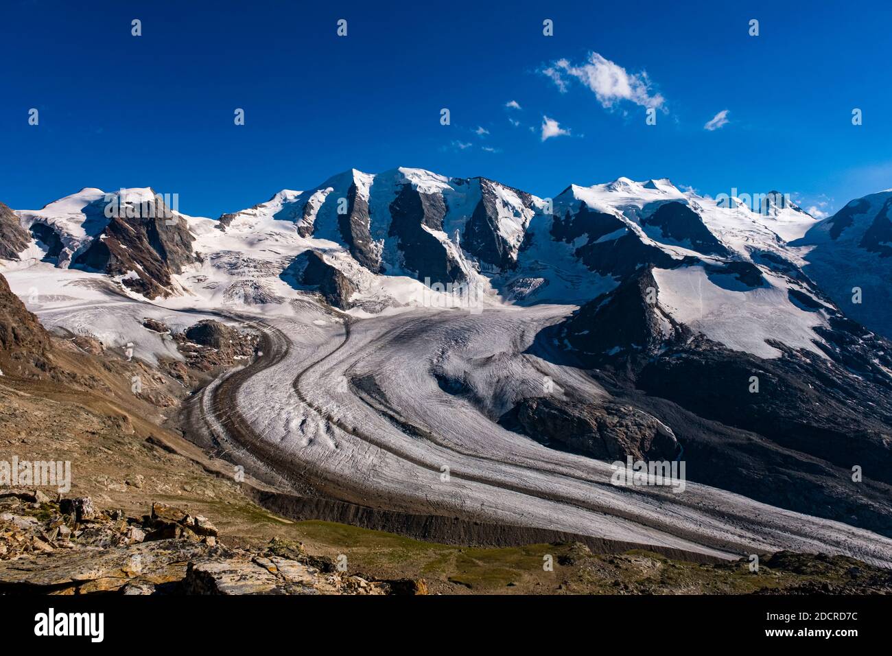 Las cumbres de Piz Palü y Bella Vista y el glaciar pers, visto desde la estación de teleférico y la cabaña de montaña Diavolezza. Foto de stock