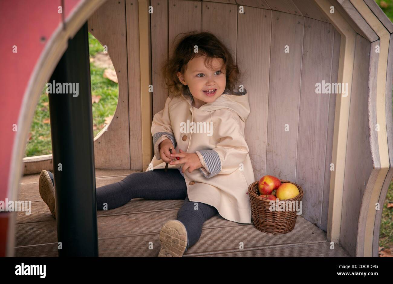 niña un abrigo beige sonriendo Fotografía de stock - Alamy