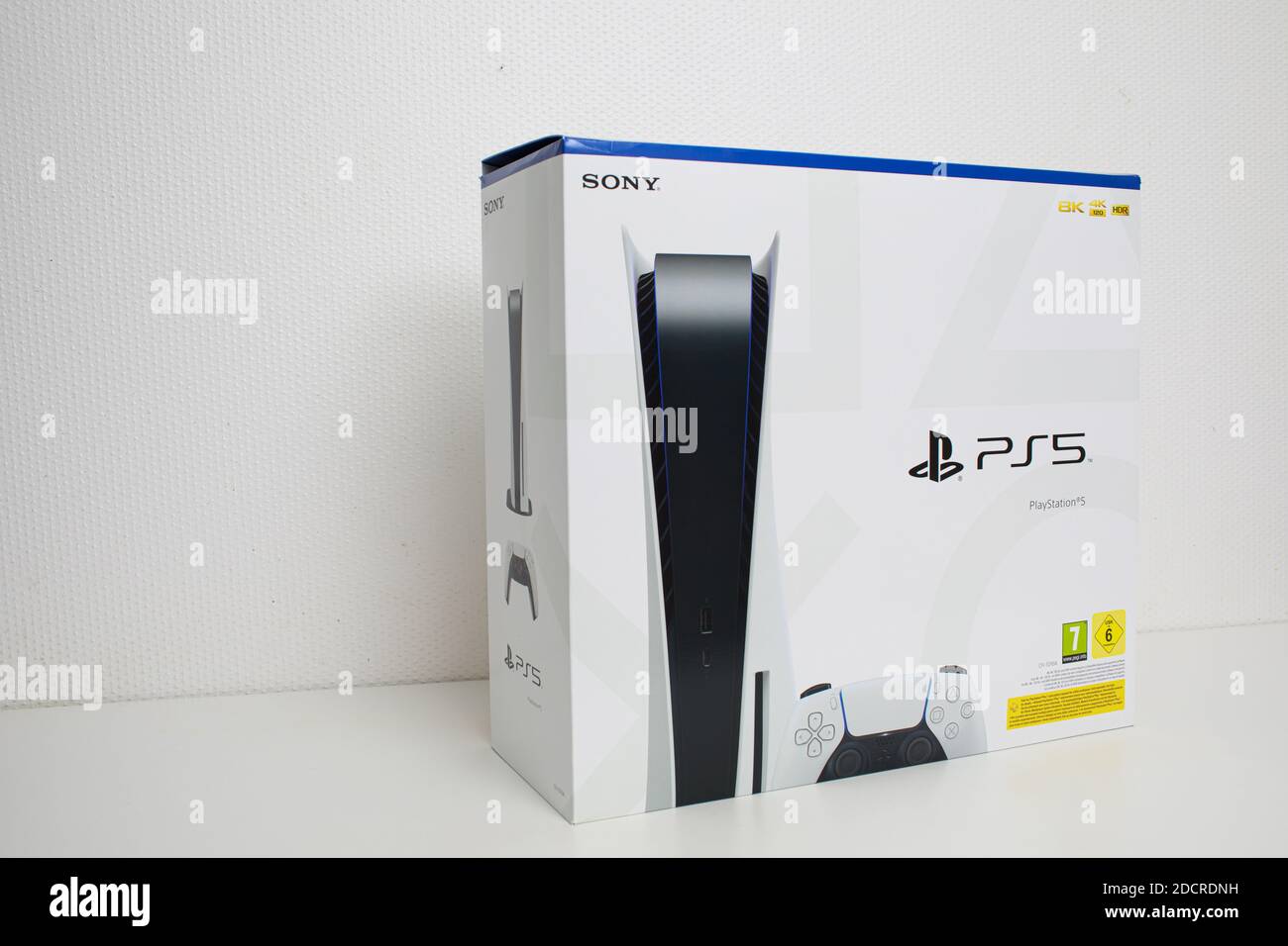 Nuevo PlayStation 5 Box Sony revela consola PS5 y juegos. Controlador de  detección doble y funciones de la serie Seconds para sala de juegos  Fotografía de stock - Alamy