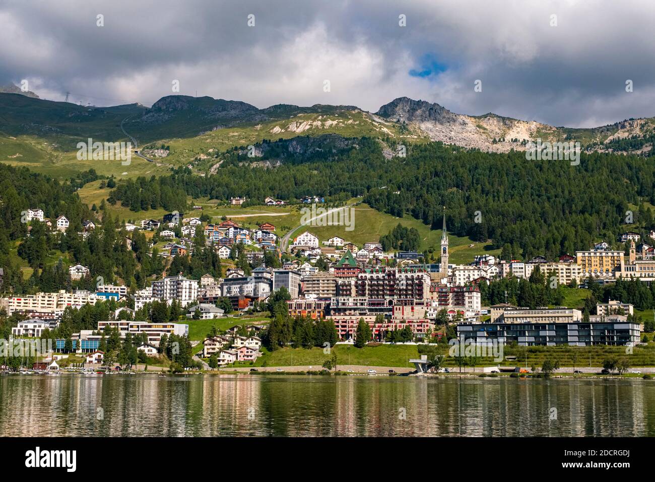 La ciudad de San Moritz se encuentra a orillas del lago de San Moritz