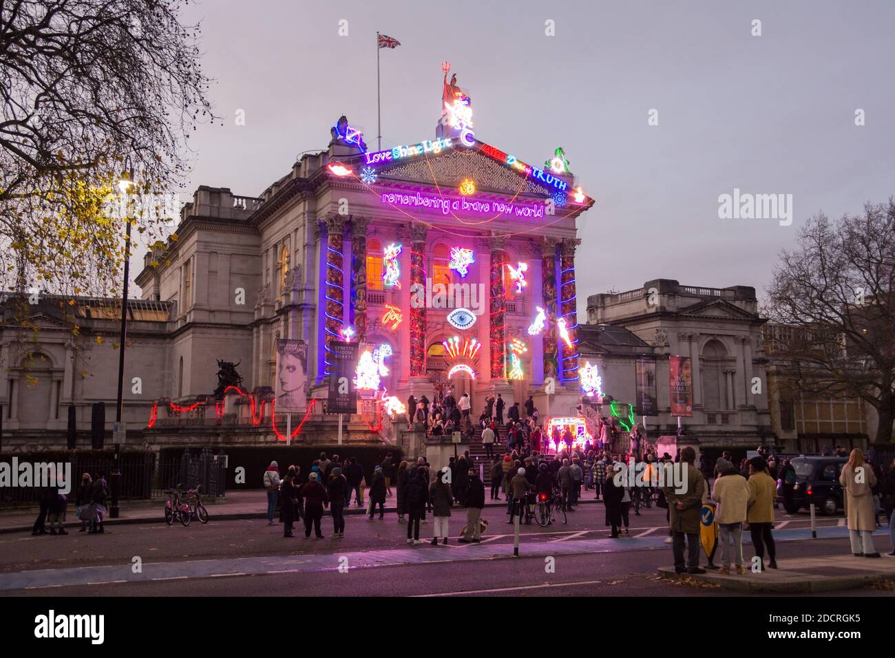 Chilla Kumari Singh Burman's Remembering a Brave New World luces de neón y la instalación de color remolino en Tate Britain, Londres, Reino Unido Foto de stock