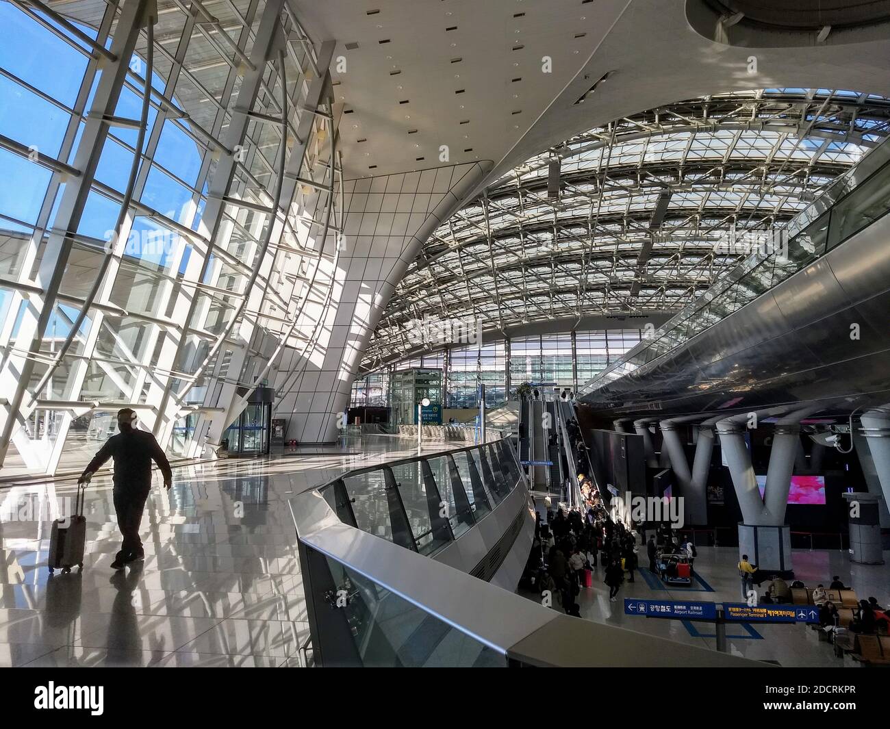 Seúl, Corea del Sur / 13 2019 de enero, Aeropuerto Internacional de Incheon, pasajeros que viajan a través de la terminal del aeropuerto hacia y desde sus vuelos Foto de stock