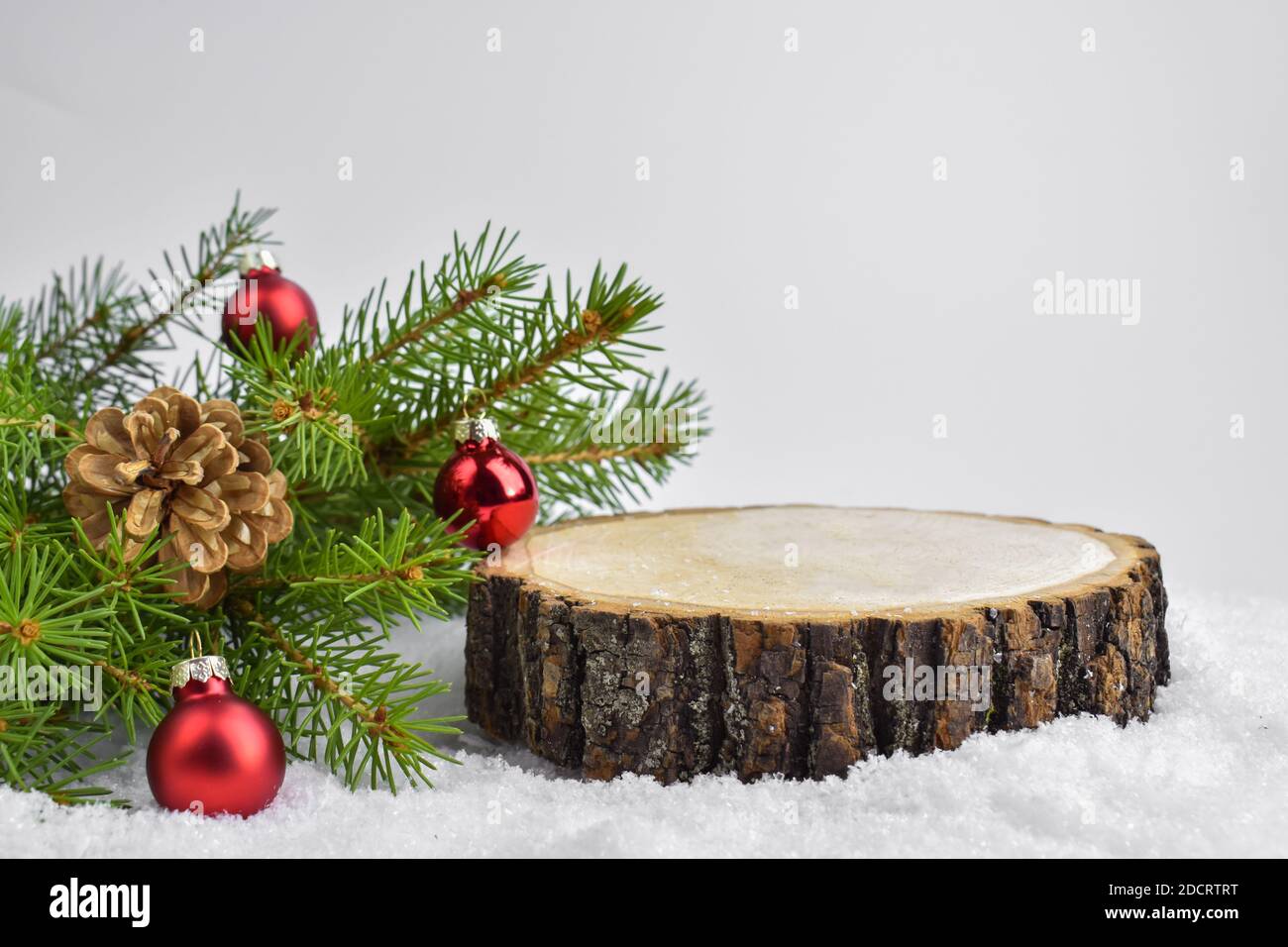 Mínimo fondo de Navidad con un podio para la presentación del producto.  Pedestal de madera natural. Feliz año Nuevo y Feliz Navidad Fotografía de  stock - Alamy