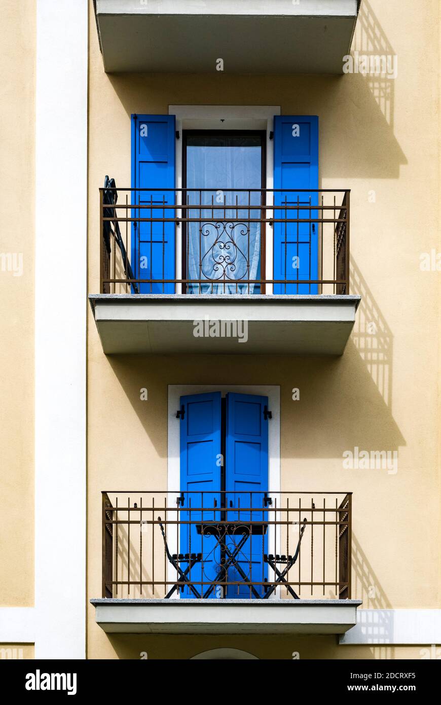 Dos balcones fotografías e imágenes de alta resolución - Alamy