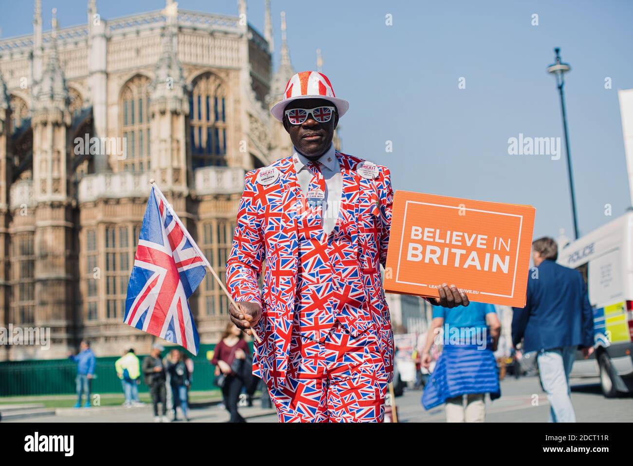 Joseph Afrane en el traje de la unión de Jack está protestando frente al parlamento, sosteniendo signo adiós ue, Londres, Reino Unido Foto de stock