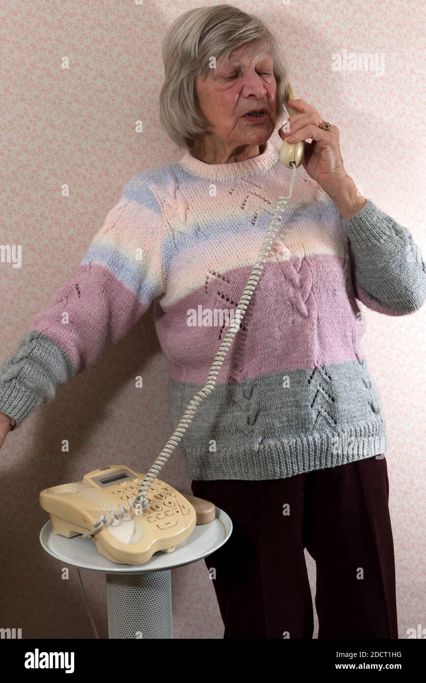 pensionista de edad avanzada por teléfono Foto de stock