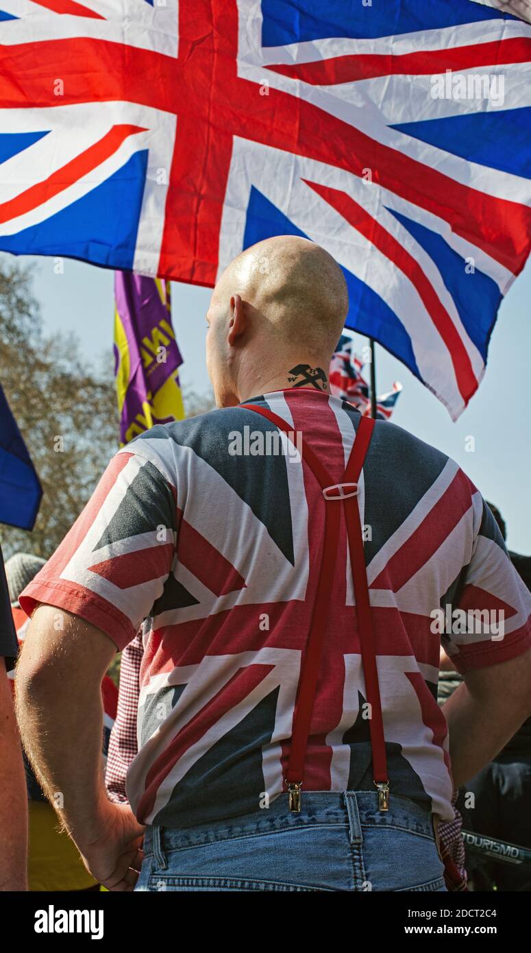 GRAN BRETAÑA / Inglaterra / Londres / Skinhead protestando contra el Brexit frente al Parlamento en Westminster. Foto de stock