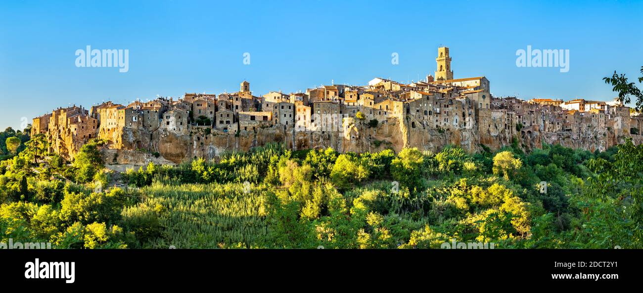 Panorama de la ciudad de Pitigliano en Toscana, Italia Foto de stock