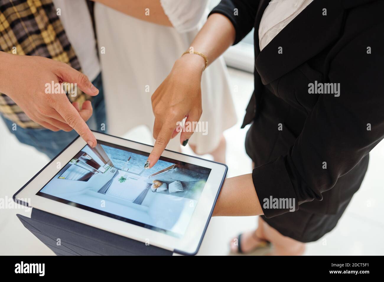 Discutir apartamento con agente inmobiliario Foto de stock