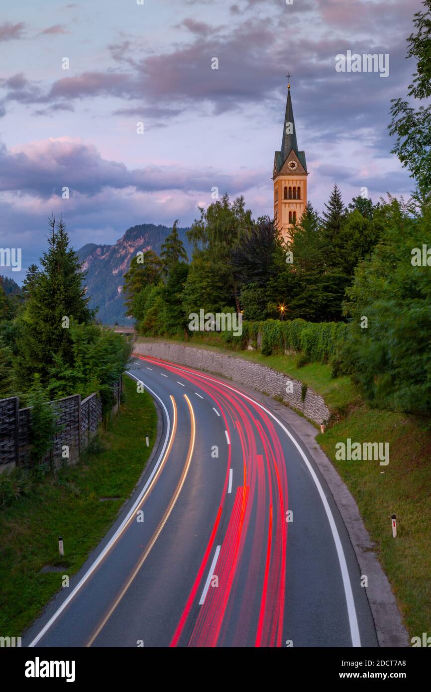 Vista de Radstadt y la iglesia Maria Unbefleckte Empfängnis y luces de camino, Estiria, Tirol austriaco, Austria, Europa Foto de stock