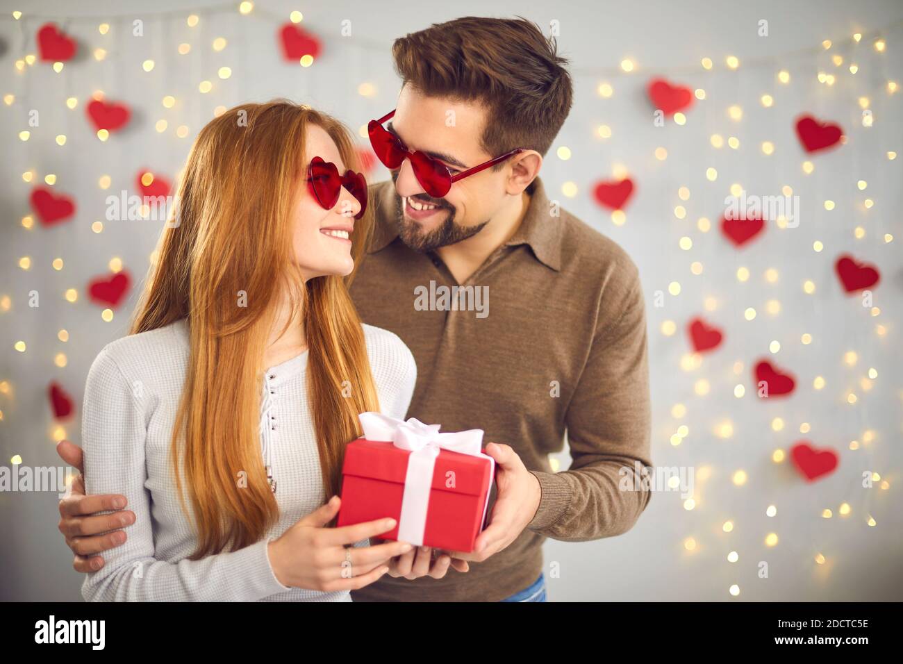 Hombre y niña enamorados. Día de San Valentín y amor. Ideas románticas  celebre el día de San Valentín. Felices juntos. El concepto del día de San  Valentín. Hombre y mujer pareja en