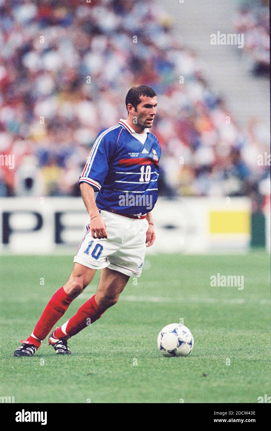 La francesa Zinedine Zidane durante la Copa Mundial de Fútbol de la FIFA Francia contra Brasil en el estadio Stade de France en Saint-Denis, cerca de París, Francia, 12 de julio de 1998. Francia ganó 3-0. Foto de Lionel Hahn/ABACAPRESS.COM Foto de stock