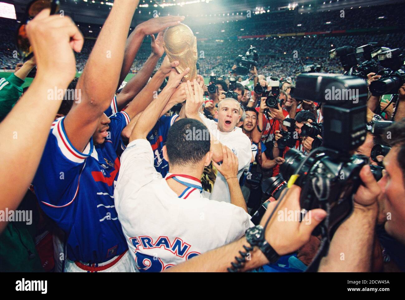 Los compañeros de equipo de Francia celebran después de la Copa Mundial de Fútbol de la FIFA Francia contra Brasil en el estadio Stade de France en Saint-Denis, cerca de París, Francia, el 12 de julio de 1998. Francia ganó 3-0. Foto de Lionel Hahn/ABACAPRESS.COM Foto de stock