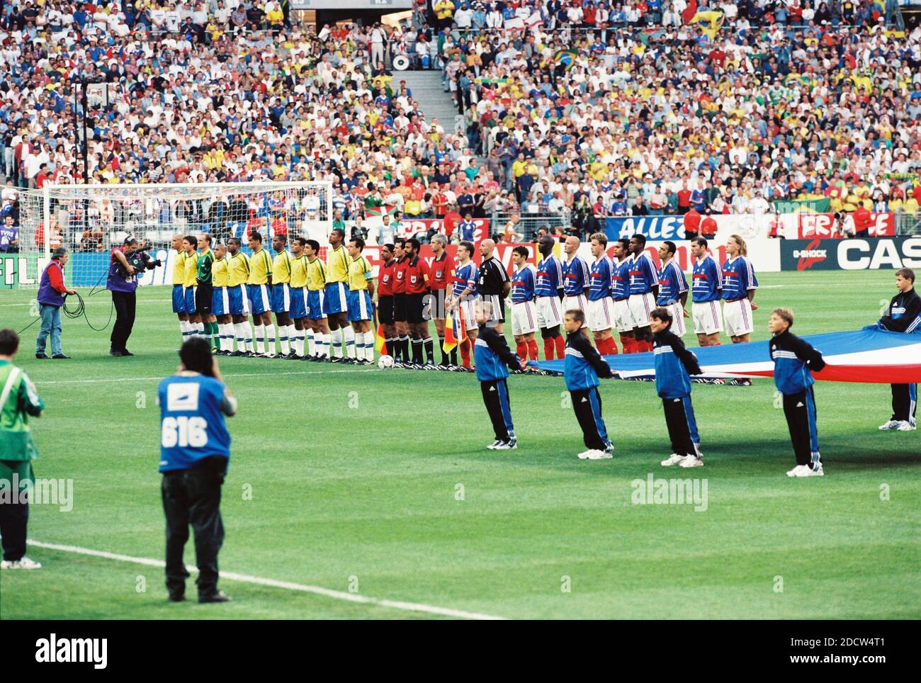 El equipo brasileño y francés escucha los himnos antes de la Copa Mundial de Fútbol de la FIFA Francia contra Brasil en el estadio Stade de France en Saint-Denis, cerca de París, Francia, 12 de julio de 1998. Francia ganó 3-0. Foto de Lionel Hahn/ABACAPRESS.COM Foto de stock