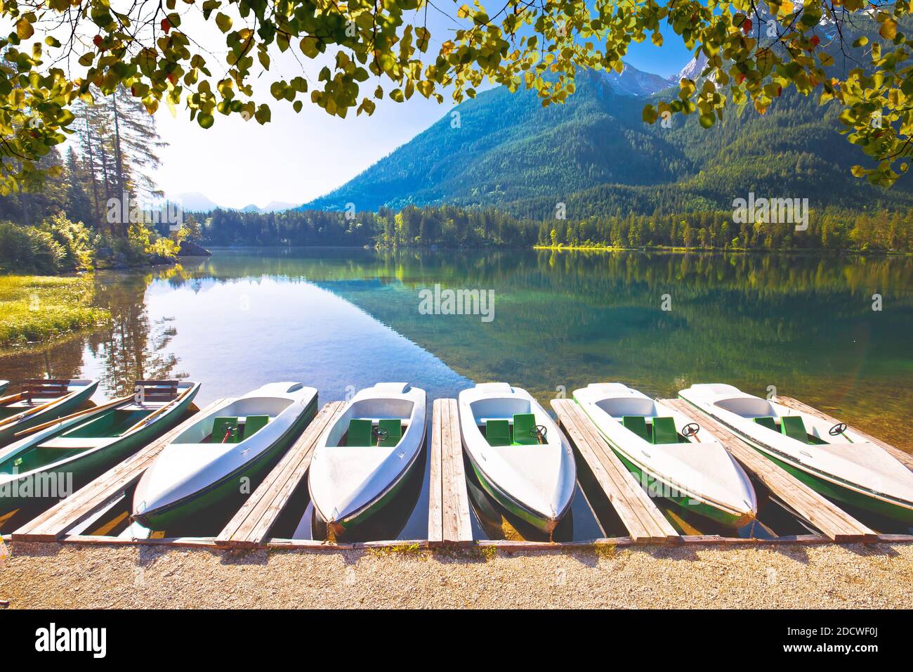 Coloridos barcos en el lago Hintersee en Berchtesgaden paisaje alpino, región de Baviera de Alemania Foto de stock