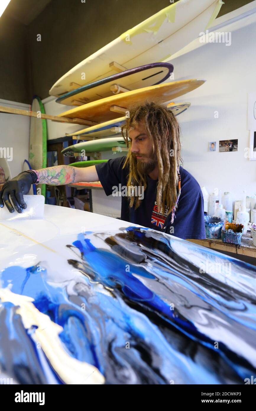 Constructor de tablas de surf personalizadas en su taller, Newquay, Cornwall, Inglaterra Foto de stock