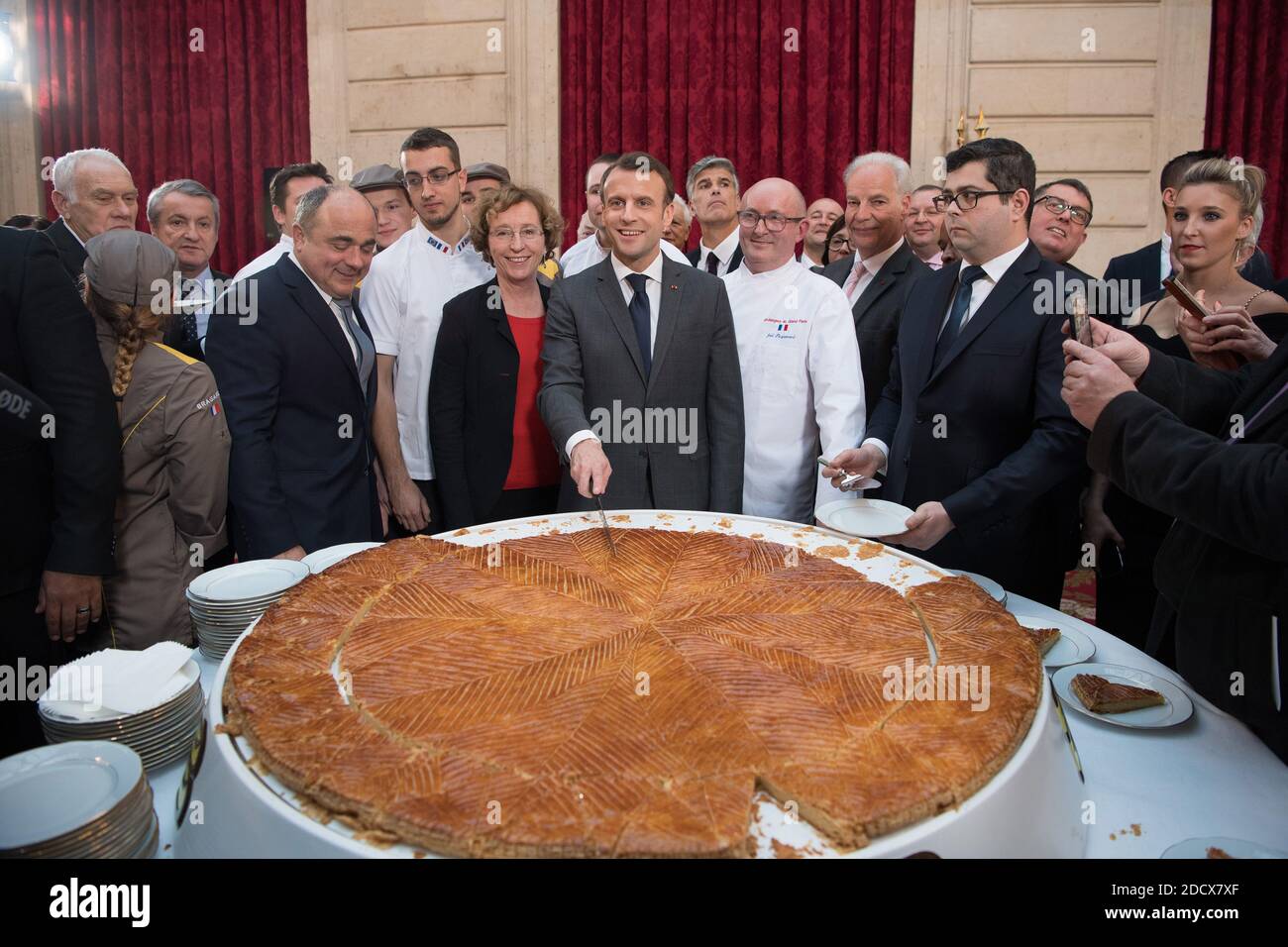 El presidente francés Emmanuel Macron y su esposa Brigitte Macron cortaron  trozos de una torta de epifanía tradicional (galette des rois) durante una  ceremonia en el Palacio del Elíseo, en París, Francia,