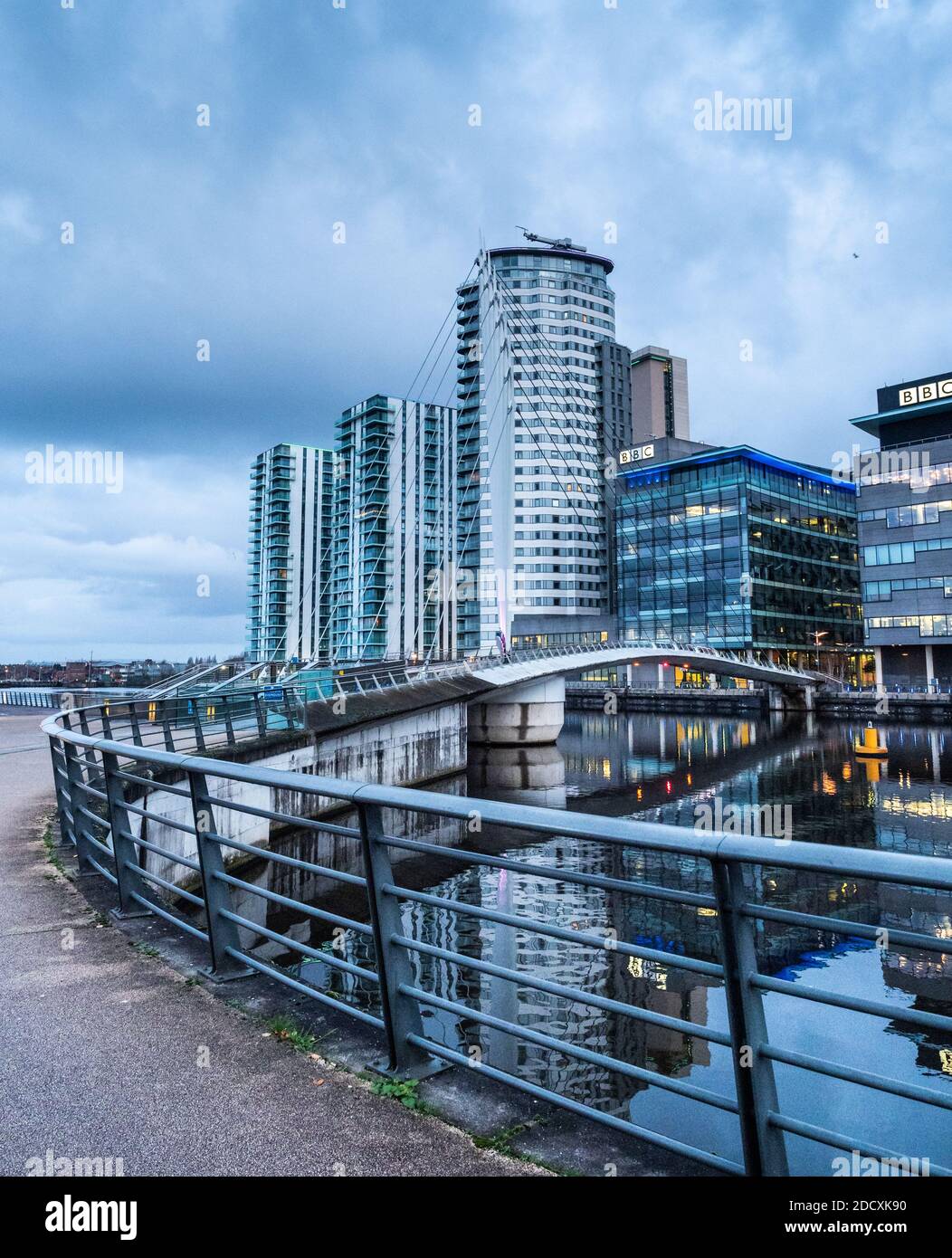 El edificio en Salford Quays y Media City que se refleja en el agua al amanecer Foto de stock