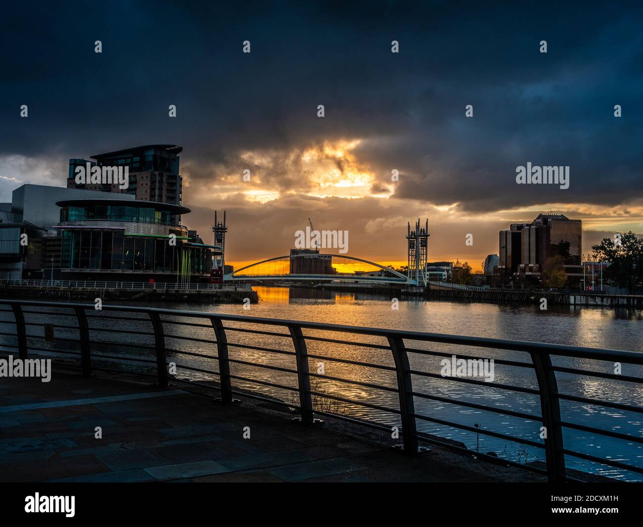 El edificio en Salford Quays y Media City que se refleja en el agua al amanecer Foto de stock