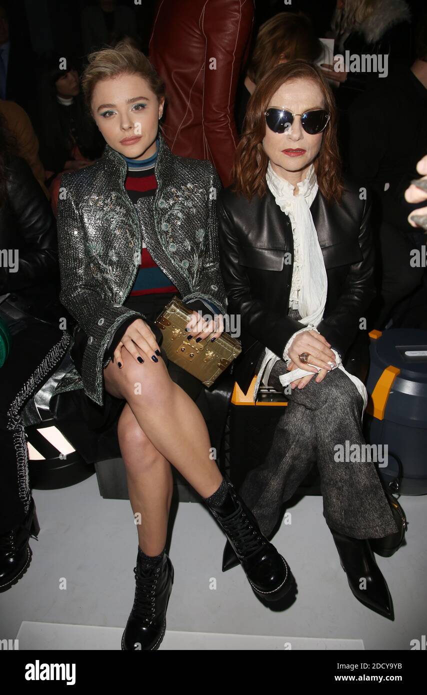 Chloe Grace Moretz e Isabelle Huppert asistieron al Louis Vuitton show como  parte de la Paris Fashion Week Womenswear Fall/Winter 2018/2019 celebrada  en le Louvre, en París, Francia, el 05 de marzo