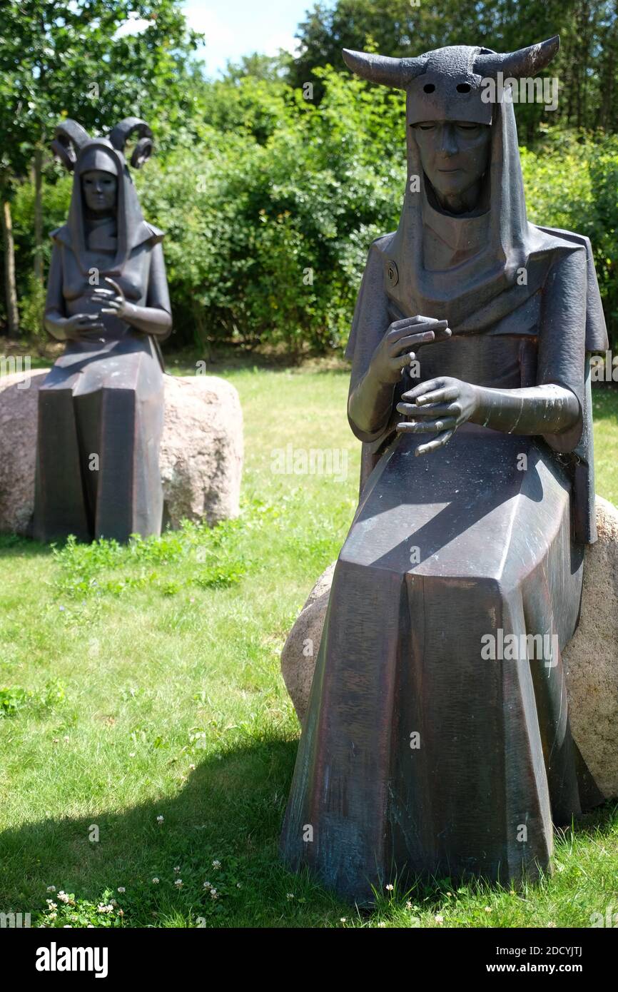 Las diosas Urd (primer plano) y Werwandi', parte de un grupo de esculturas en Althüttendorf, Barnim, Brandeburgo, Alemania Foto de stock