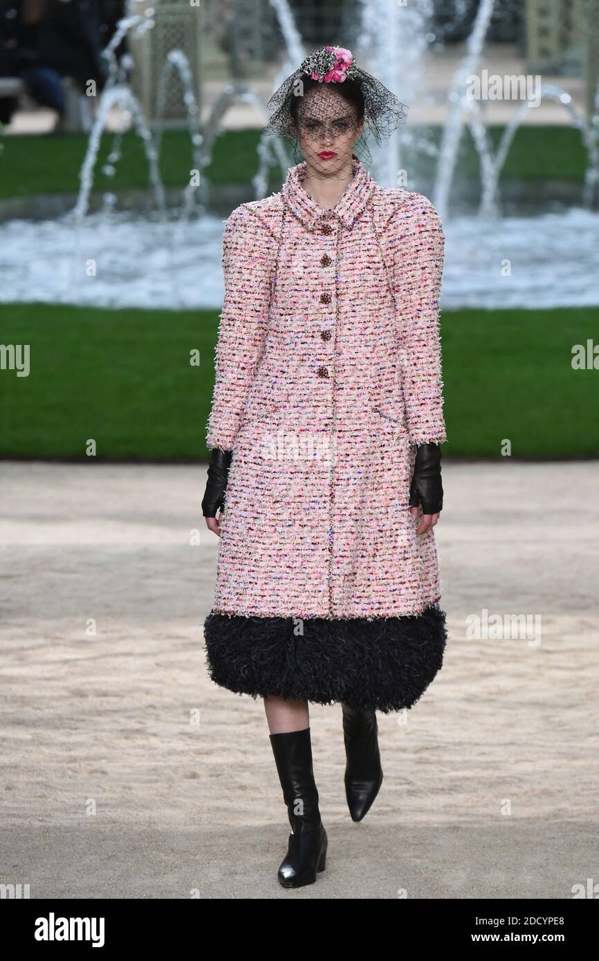 Un modelo camina por la pista durante exposición Chanel como parte de Paris Haute Couture Fashion Week Primavera/Verano 2018-2019 el de enero de 2018 París, Francia. Foto de Aurore