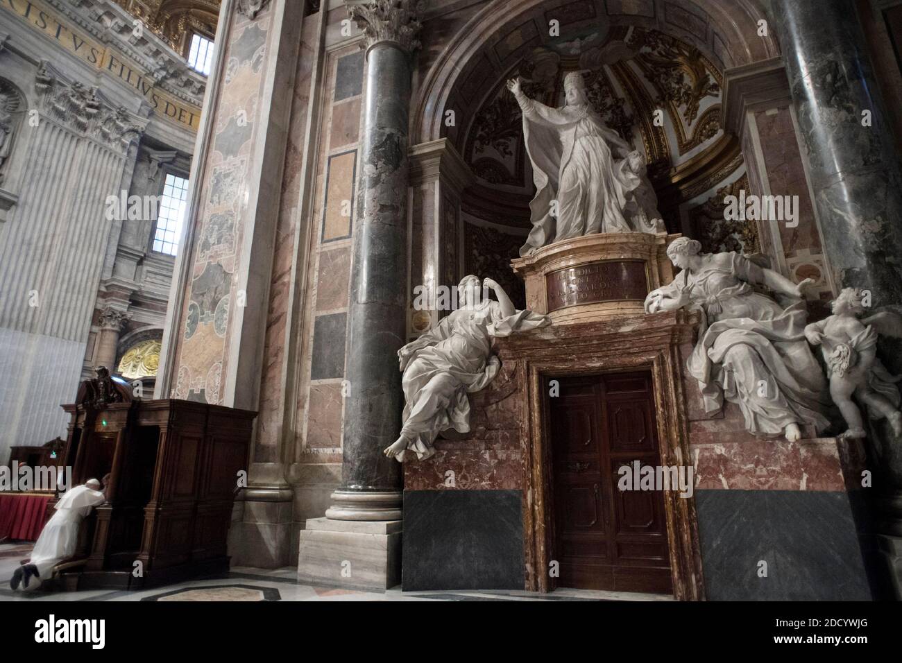 El Papa Francisco se arrodilla en confesión después de la celebración de una celebración penitencial en la Basílica de San Pedro en el Vaticano el 9 de marzo de 2018. Derecha: La El Papa Francisco se arrodilla en confesión después de la celebración de una celebración penitencial en la Basílica de San Pedro en el Vaticano el 9 de marzo de 2018. Derecha: La