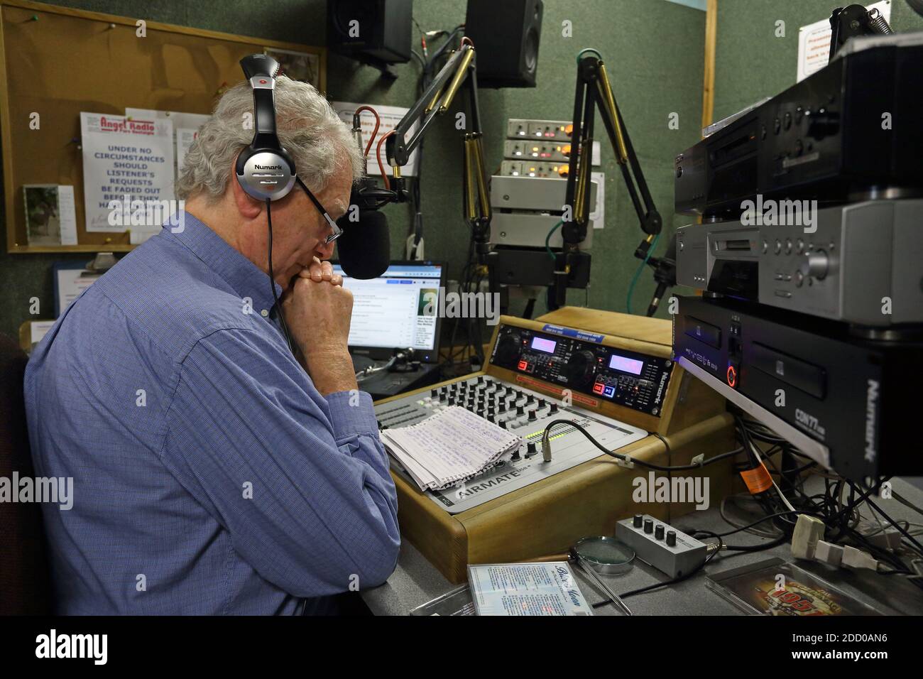 Gran Bretaña / Inglaterra / Havant / Angel Radio / Radio presentador en su  programa matutino Fotografía de stock - Alamy