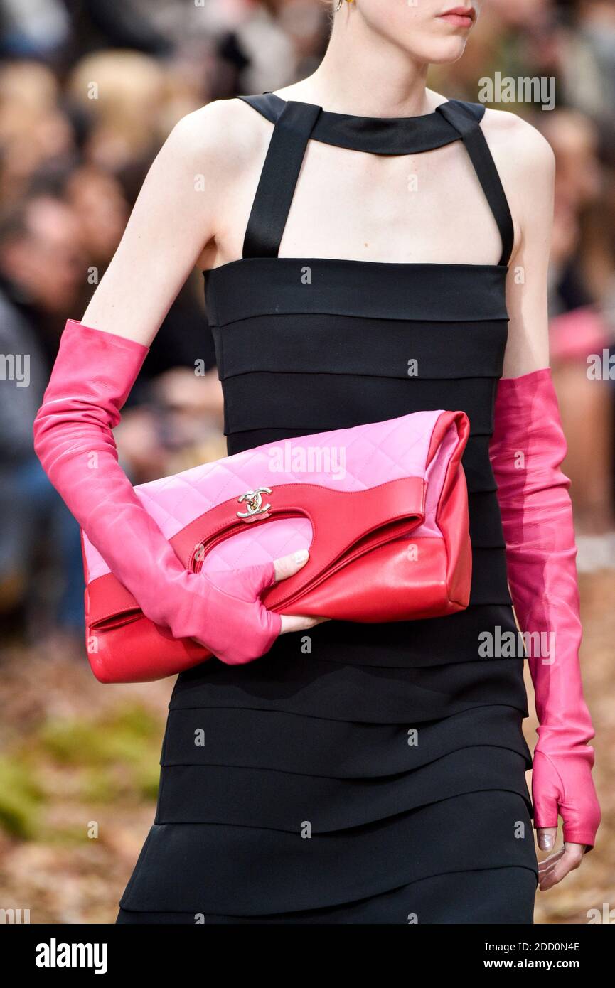 Detalles bolsos y zapatos durante la exposición Chanel como parte de la  Semana de la Moda de París ropa de mujer Otoño / Invierno 2018/2019 en  París, Francia el 2018 de marzo.