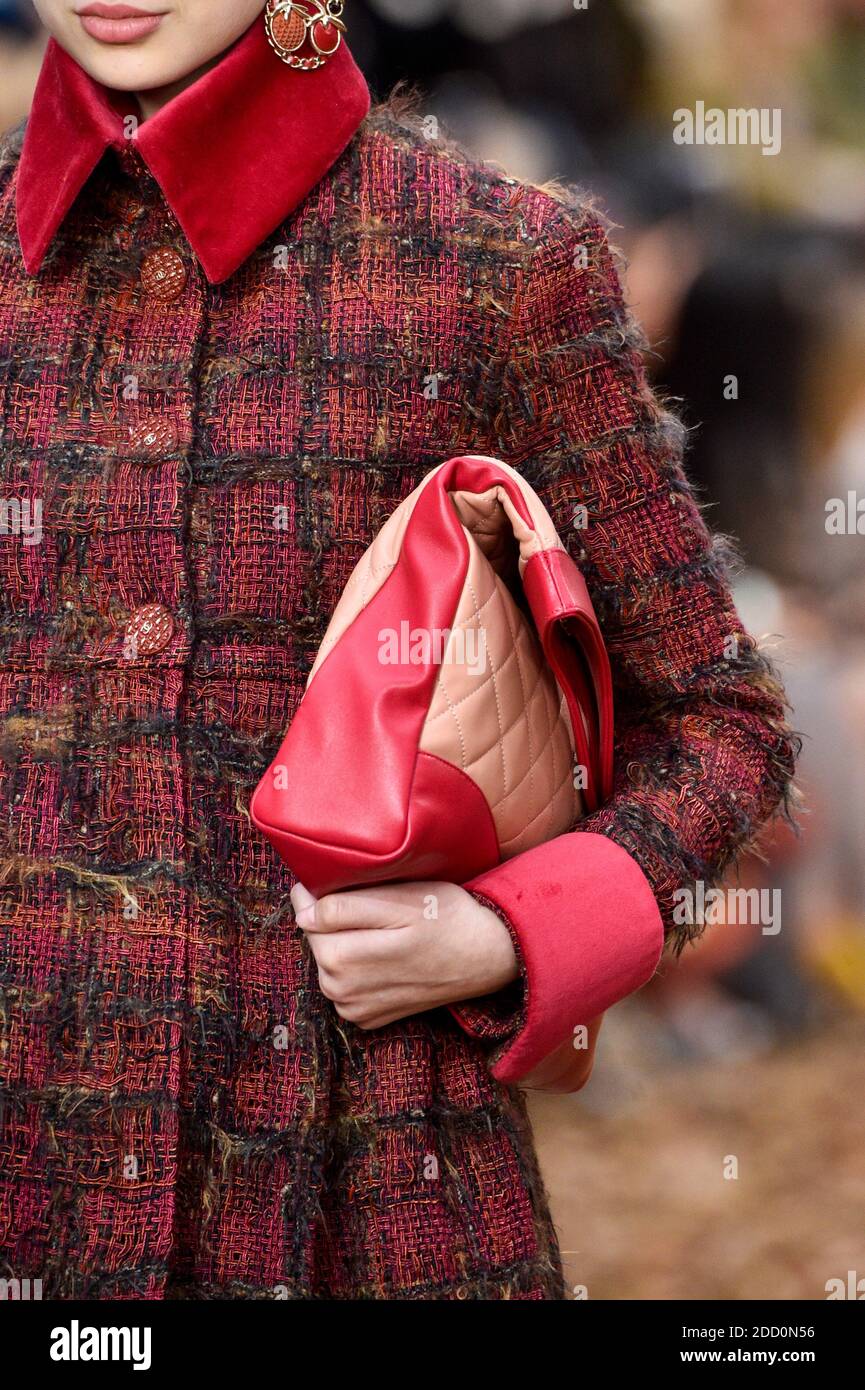 Detalles bolsos y zapatos durante la exposición Chanel como parte la Semana de la Moda de París ropa de mujer Otoño / Invierno 2018/2019 en París, Francia el 2018 de marzo.