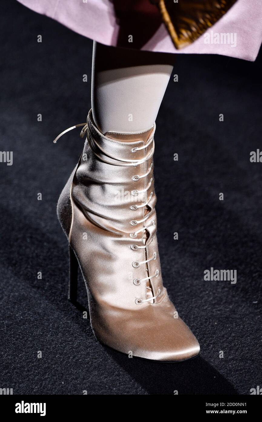 Zapatos durante el espectáculo Haider Ackermann como parte de la Semana la Moda de París ropa de mujer Otoño/Invierno 2018/2019 en París, Francia 2018 de marzo. Foto de Alain Gil