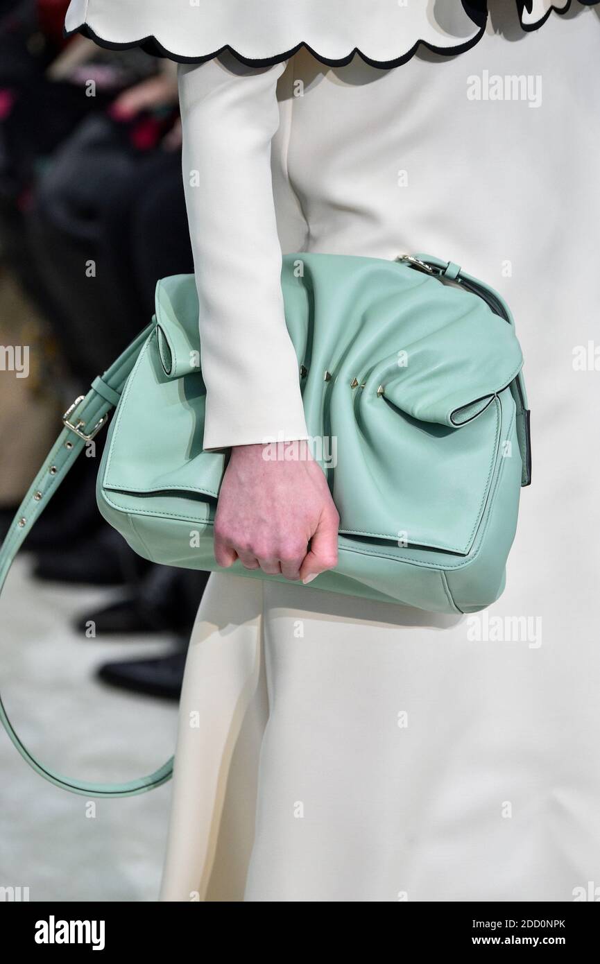 Bolsas de valentino fotografías e imágenes de alta resolución - Alamy