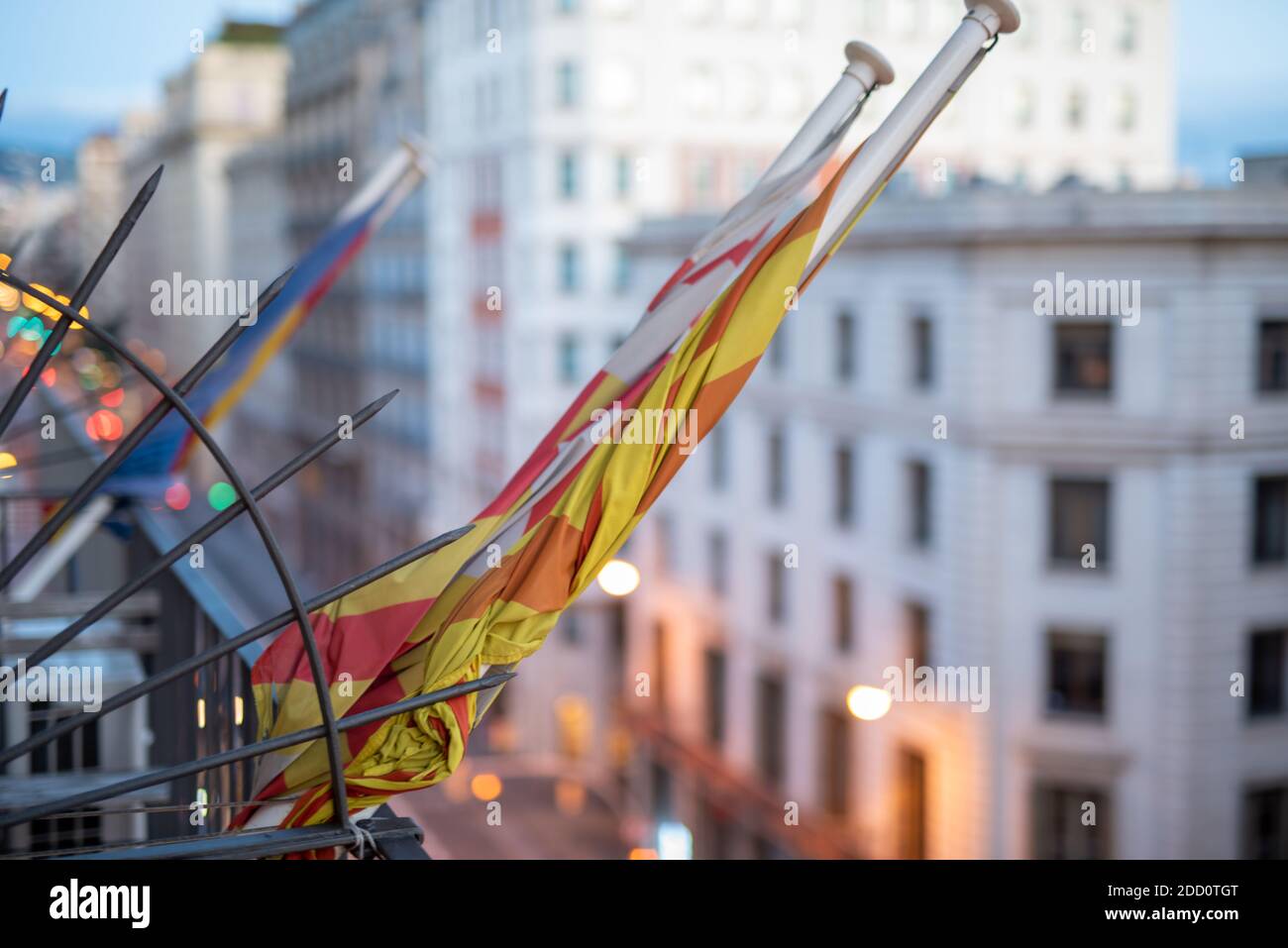Bandera rodada en el balcón del edificio, concepto de protesta suspendido Foto de stock
