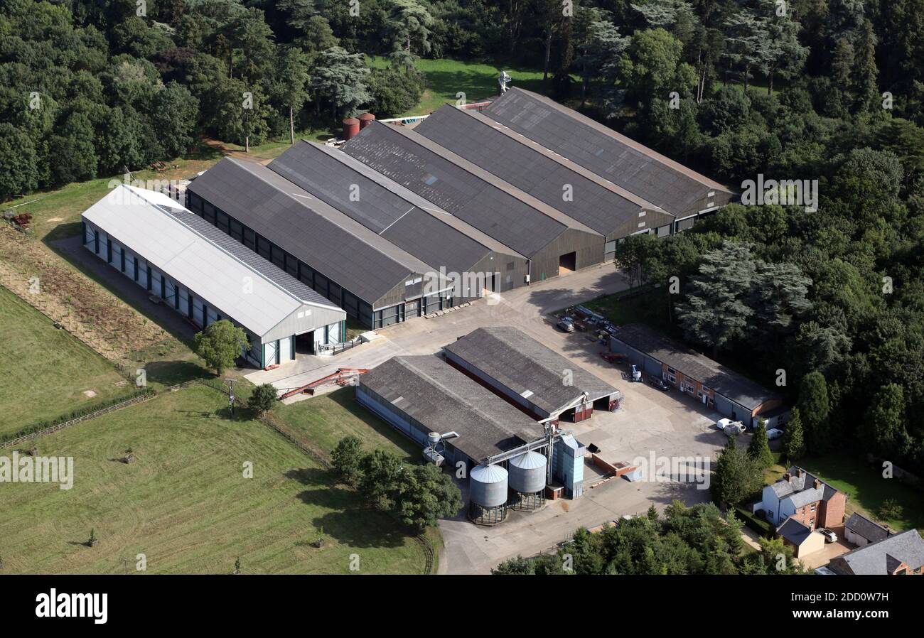 Vista aérea de los edificios agrícolas de una granja en el Reino Unido, utilizados para almacenar grano o equipo Foto de stock
