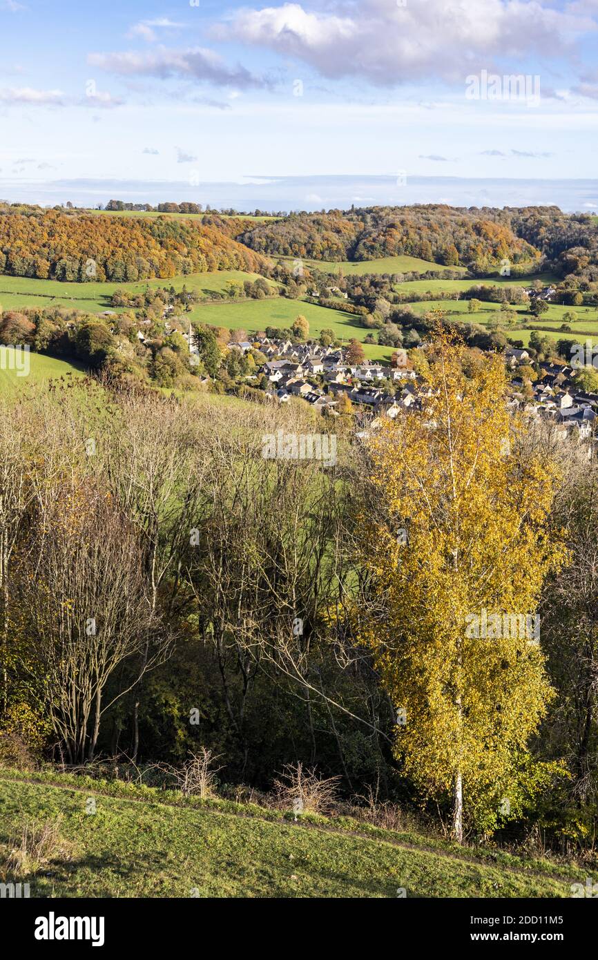 El pueblo de Uley escondido bajo la escarpa de Cotswold visto desde Uley Bury, un fuerte de la Edad de Hierro, Gloucestershire Reino Unido Foto de stock