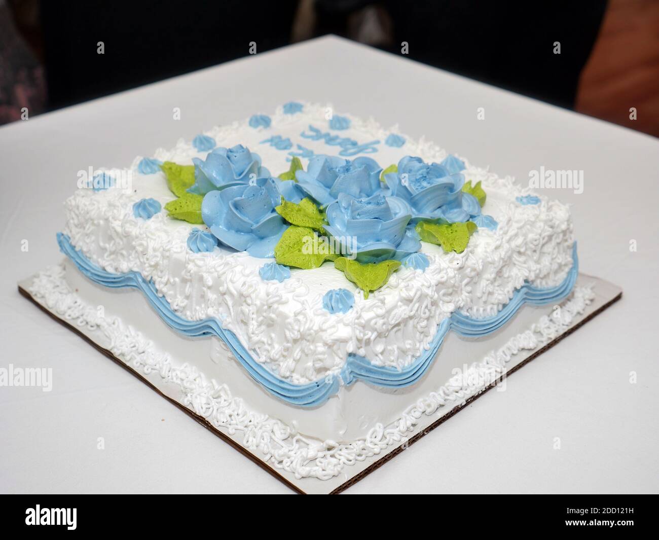 Descubrir 75+ imagen pastel cuadrado azul Viaterra.mx