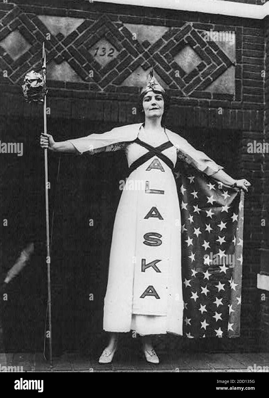 MARGARET VALE (1878-1947) actriz y feminista estadounidense de cine y teatro, sobrina del presidente Wilson, en un desfile de sufragio en Nueva York en octubre de 1915. Ella representa a Alaska, que dio a las mujeres el voto en 1913. Foto de stock