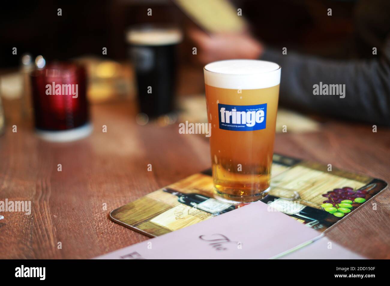 Una pinta fresca de cerveza verdadera en un pub. Cerveza de barril en una pinta de vidrio Foto de stock