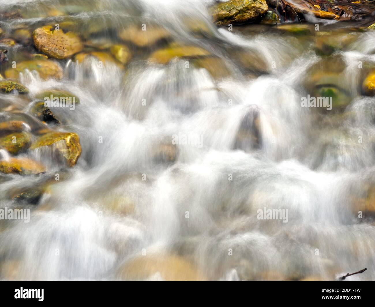 velocidad montañosa agua pura y clara del río, exposición larga Foto de stock