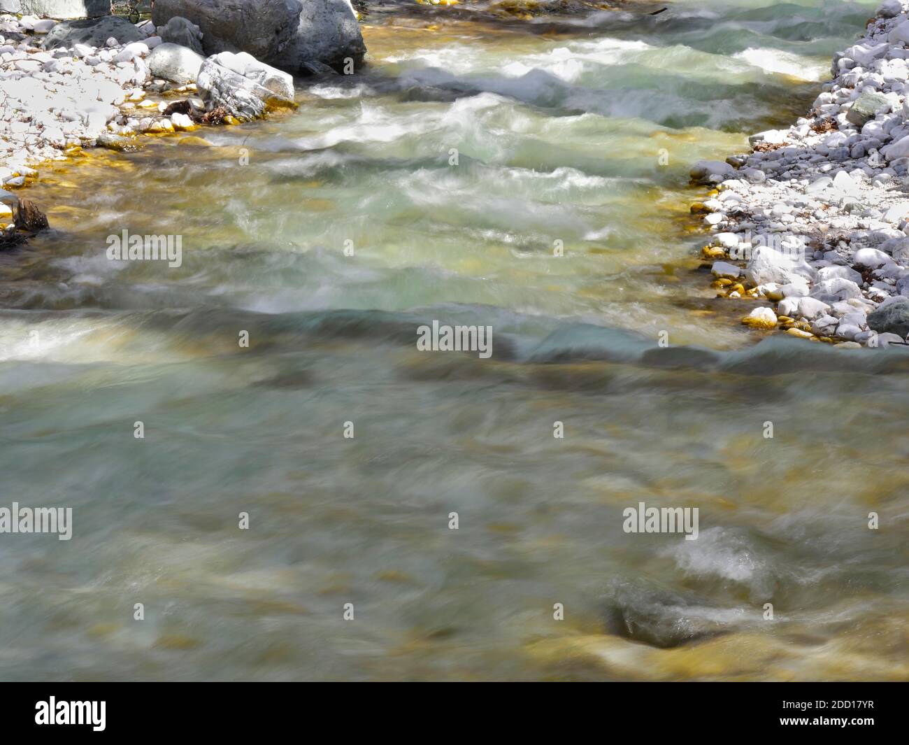 velocidad montañosa agua pura y clara del río, exposición larga Foto de stock