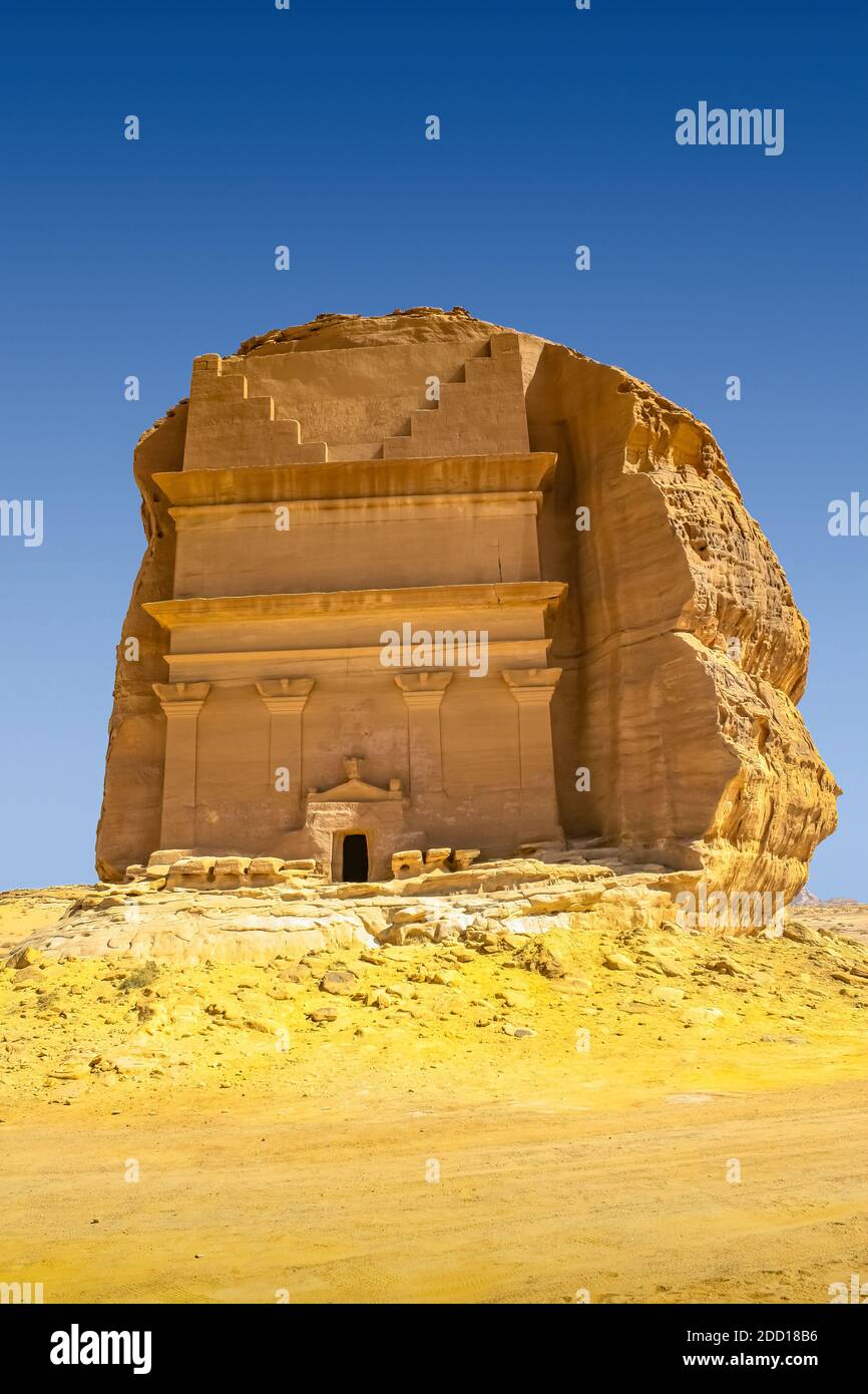 Tumbas rupestres de Mada'in Saleh, desde la época del reino de Nabatea, sitio declarado Patrimonio de la Humanidad por la UNESCO cerca de al Ula, Arabia Saudita. Foto de stock