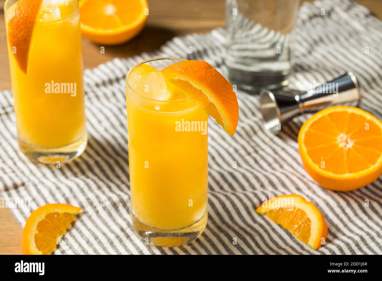 Cóctel refrescante de vodka con jugo de naranja Fotografía de stock - Alamy