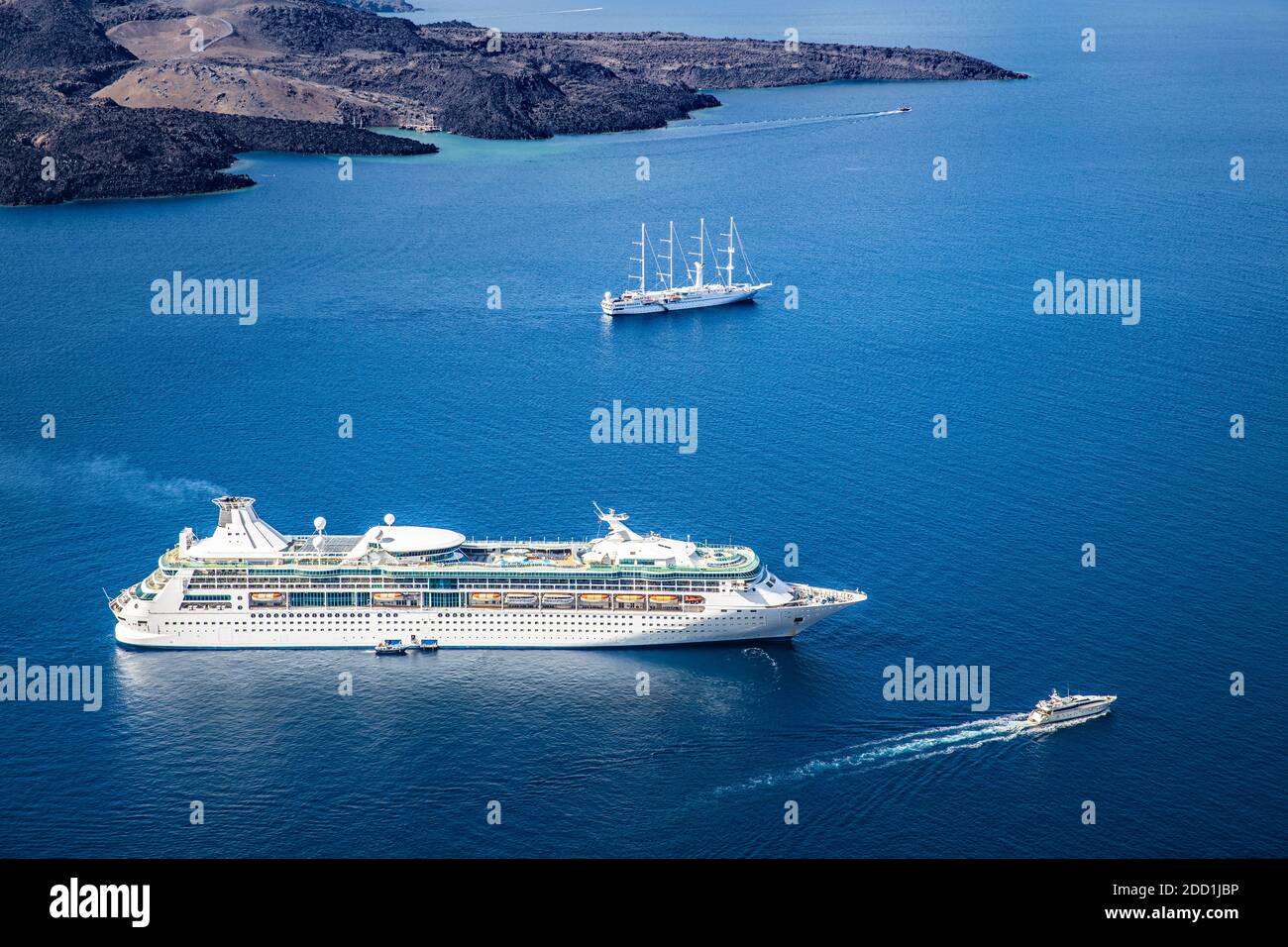 Cruceros en el mar. Bahía de Santorini, luz del sol de la mañana, velero, yate. Volcán mar profundo, verano viaje transporte fondo Foto de stock