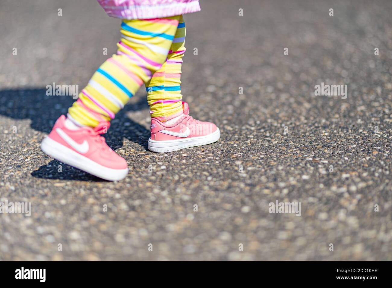 Zapatos de niña nike fotografías e imágenes de alta resolución - Alamy