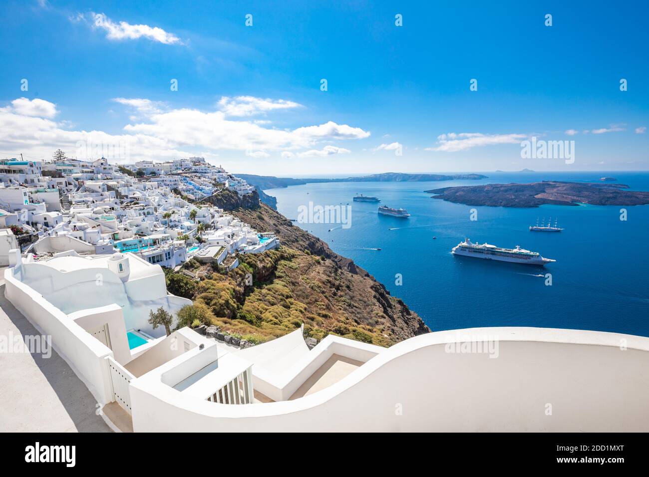 Impresionante paisaje de Fira, arquitectura blanca vista caldera Santorini, Grecia, cruceros. Cielo azul, maravilloso ambiente de verano, vacaciones soleadas, vacaciones Foto de stock