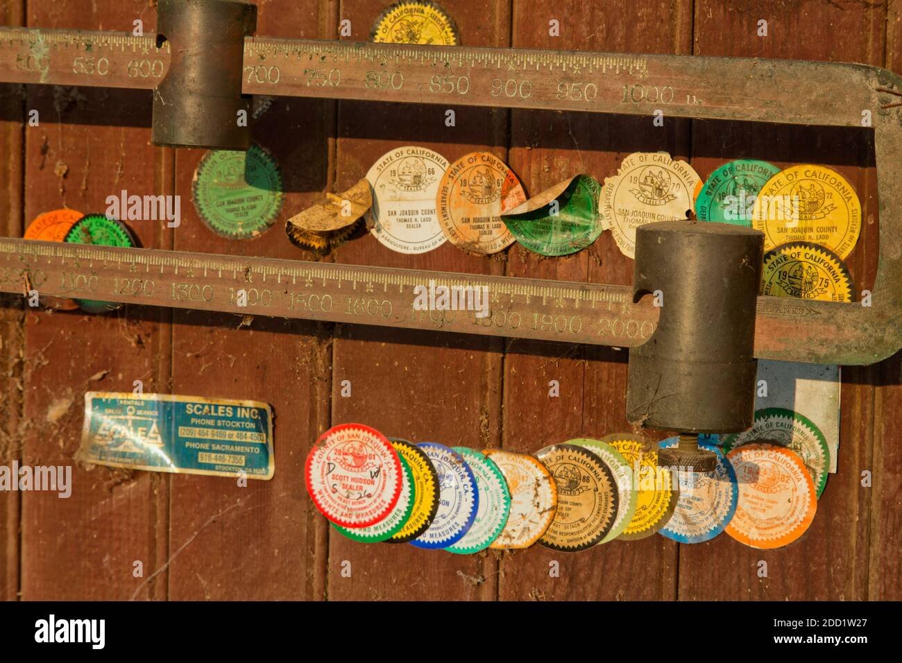 Abandonado anticuado 'en tierra' Ganadería escala, pesos y medidas sellos de certificación 1959 - 2001, California. Foto de stock