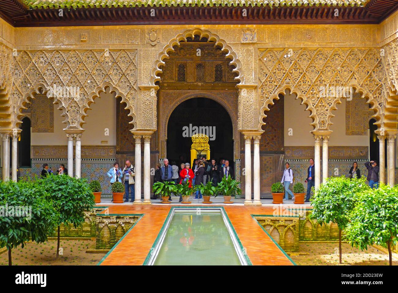 Turistas en el patio de la Alhambra en Granada, España. Foto de stock